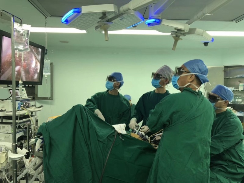 广州医科大学附属肿瘤医院医生在进行"3d腹腔镜下肝癌切除手术.