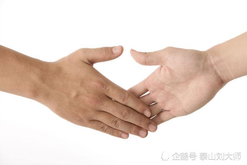 如何从伸手动作判断对方为人心态?