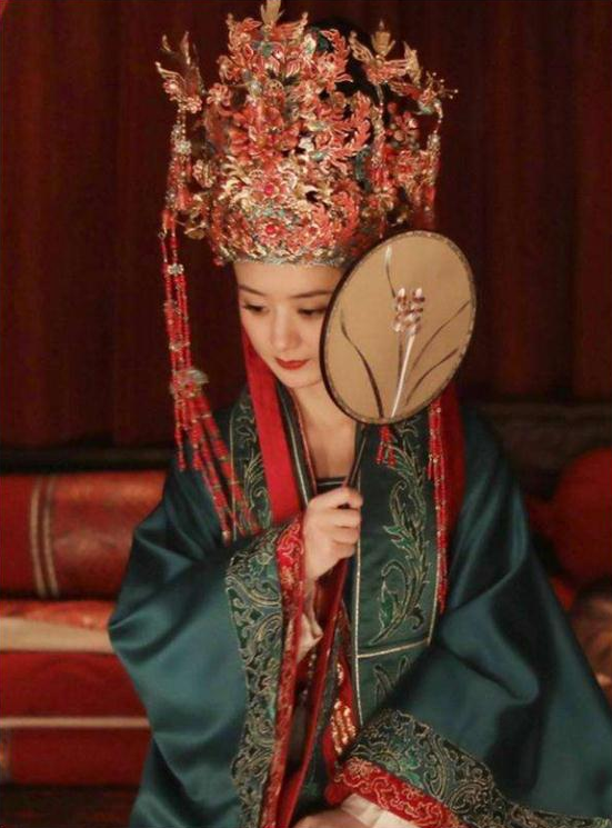 女星古装嫁衣,鞠婧祎霸气,热巴高贵,最后一位直接抱走