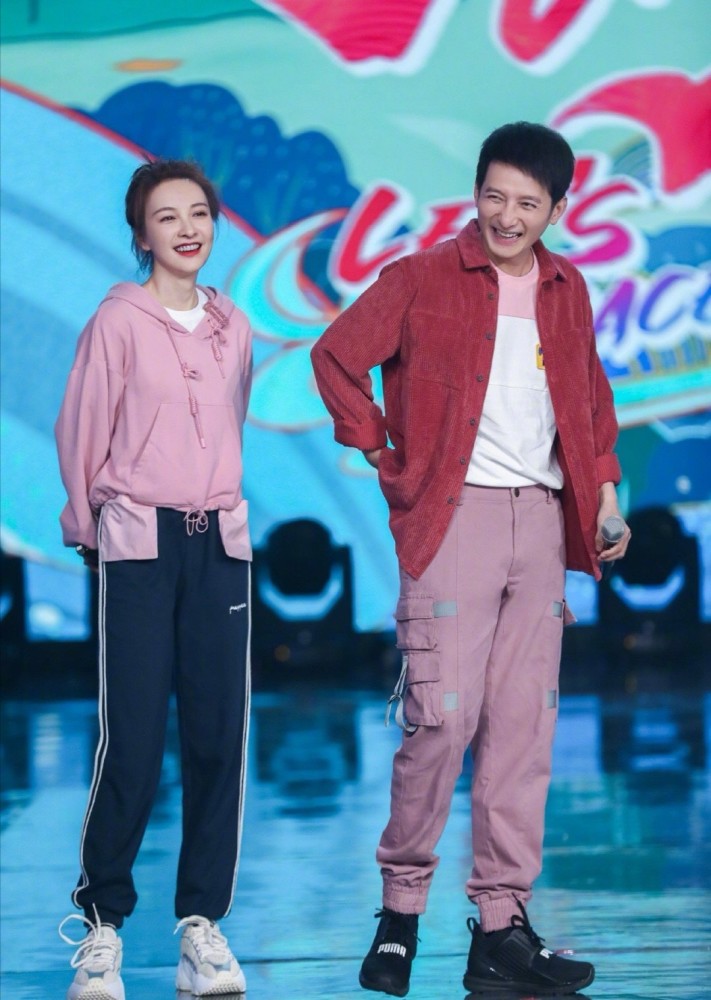 近日,在《快乐大本营》中吴昕以校园风亮相,粉色卫衣搭配藏青色卫裤和