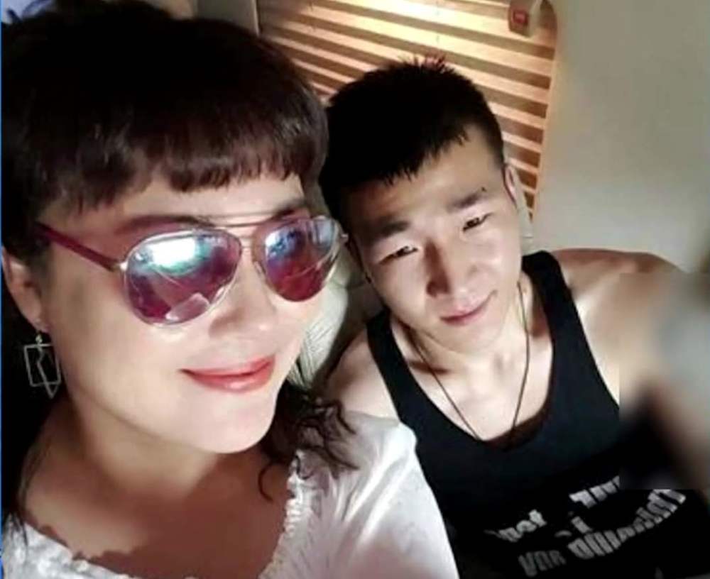 李菁菁被爆诈骗粉丝?49岁三婚两离,小21岁男友疑似背地找小嫩妹