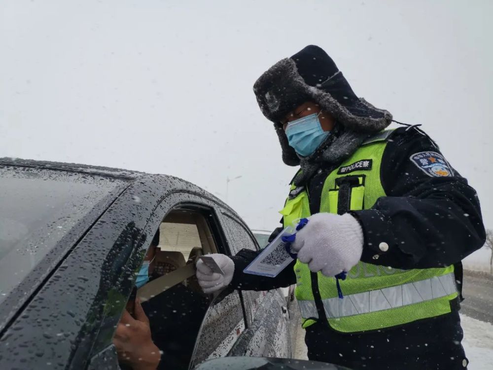 大雪恶劣天气 齐齐哈尔公安民警坚守一线保安全