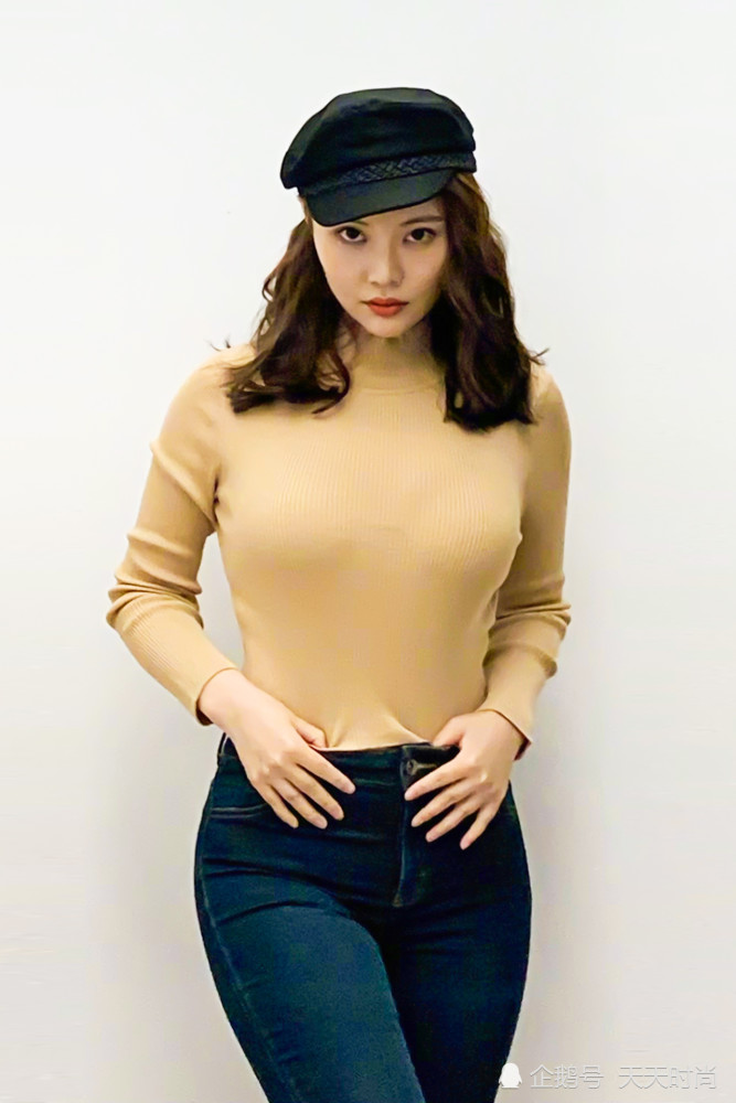 徐冬冬释出一组私服look风尚照,淡黄衣服搭配蓬松卷发散发个人独有