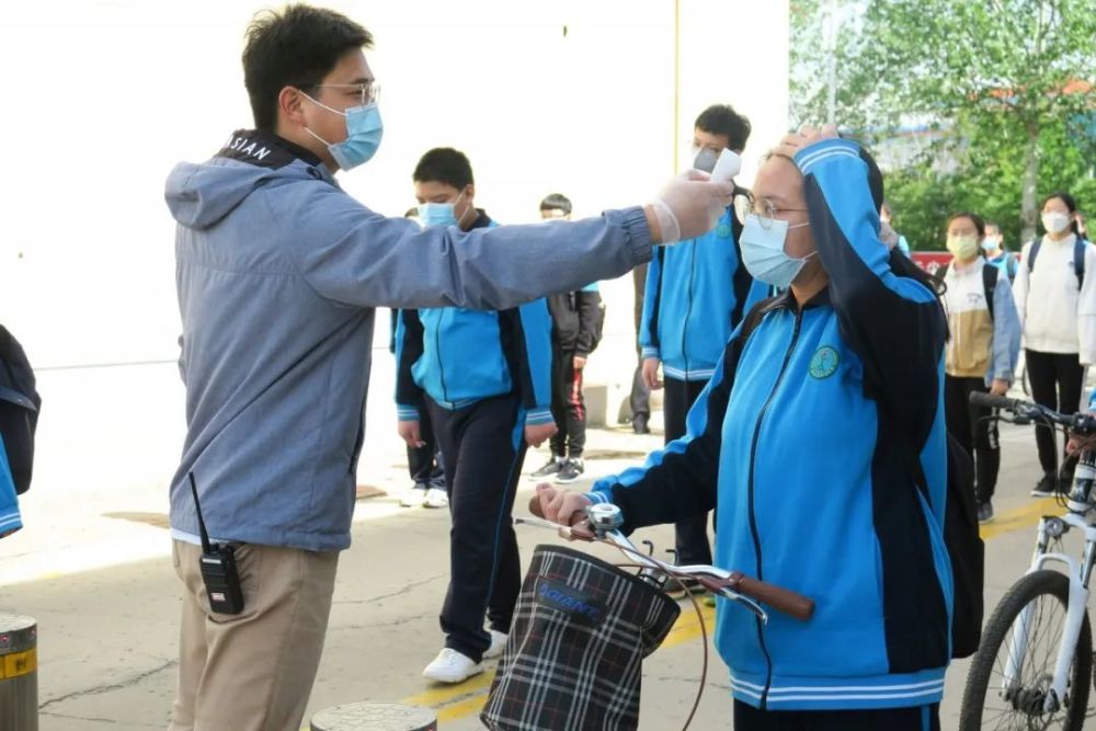 4月20日,徐官屯中学九年级学生重返校园.