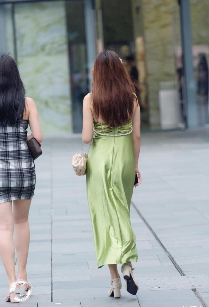 一款绿色的长裙,适合皮肤白的女生,还能遮住多余的肉