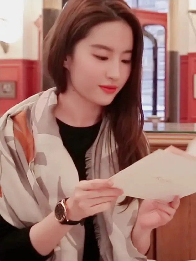 刘亦菲图书馆照片,果然爱看书的女人才是最有气质的