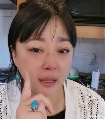 此外,李菁菁90后老公刘振出轨一事也同时被曝出.