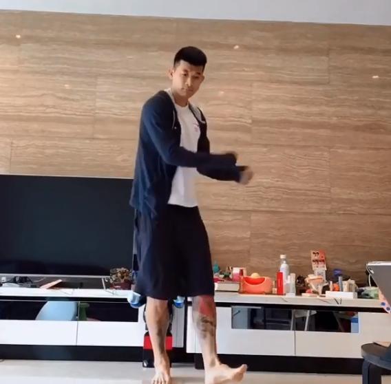 恒大国脚刘殿座在家尬舞,狂秀双腿纹身,五颜六色面积很大