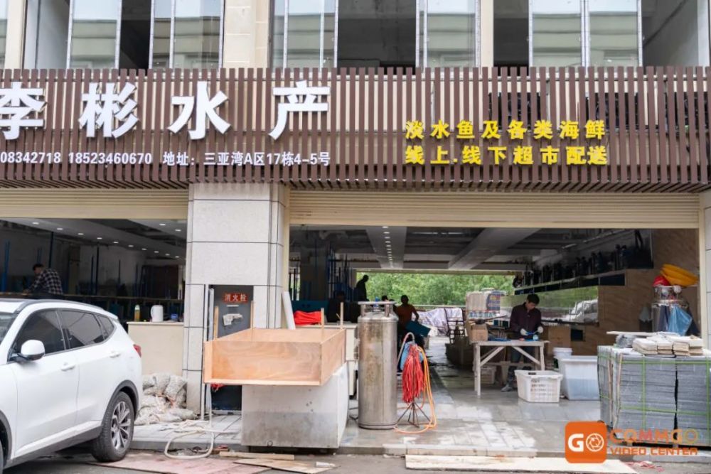 后面两排的门面都是西三街搬迁过来的 一走进三亚湾海鲜市场 就看见