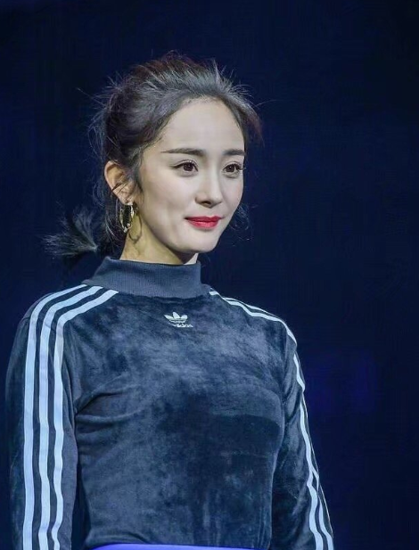 杨幂拍广告的未修图流出,在失去十级ps后,这"年龄感"过于真实了!