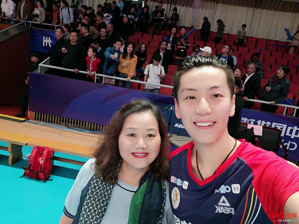 张山( 左)与四川女排的明星球员张晓雅(右).图据受访者 想法