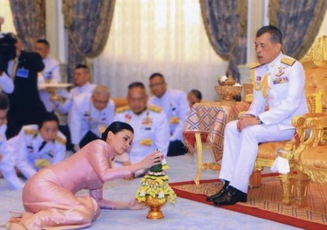 泰国国王又带着20个后宫妃子返回德国潇洒,王后愤然离去