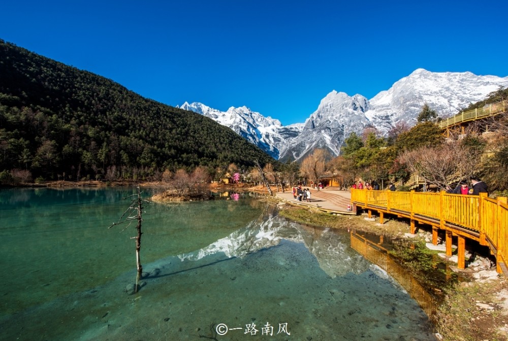 云南最美的河流,远看像蓝色的月亮,雪山美景近在咫尺