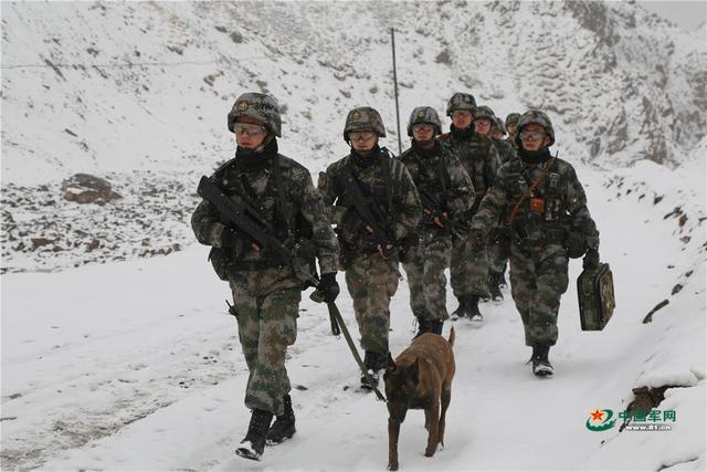 巡逻官兵在雪中执勤.