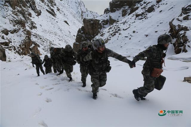 在风雪中巡逻有多艰险?这群边防战士知道