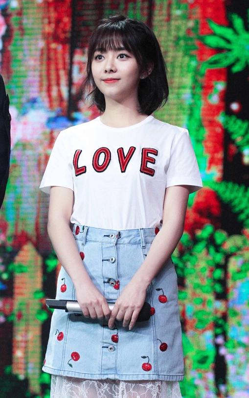 谭松韵终于换发型!扎麻花辫似18岁少女,不敢相信她有30岁
