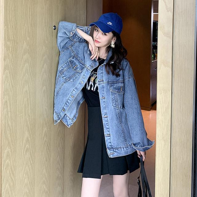 穿牛仔外套的女生太会凹造型了,搭配风格可盐可甜,羡慕了