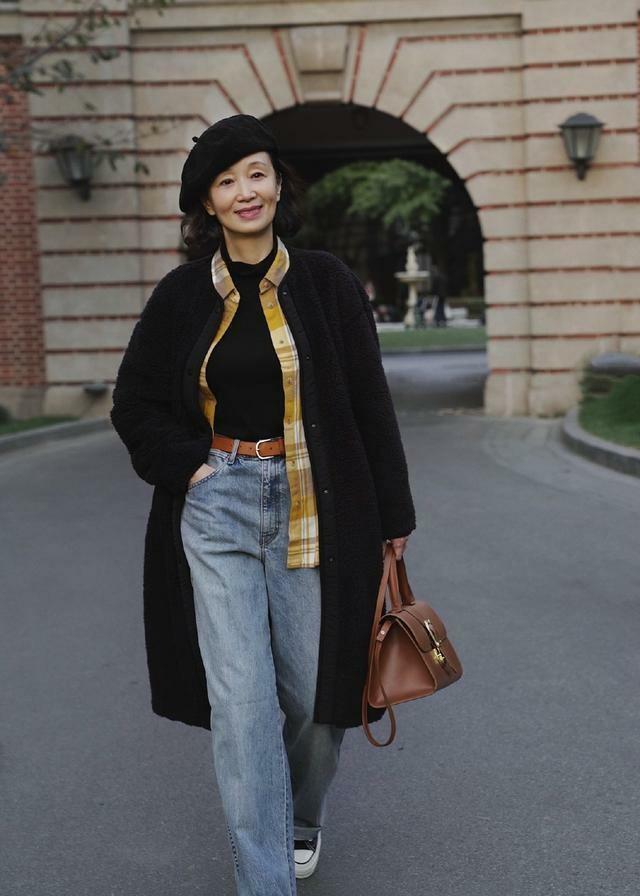 春季跟着三木妈妈学穿搭,50岁女人这样穿,气质优雅充满着女人味