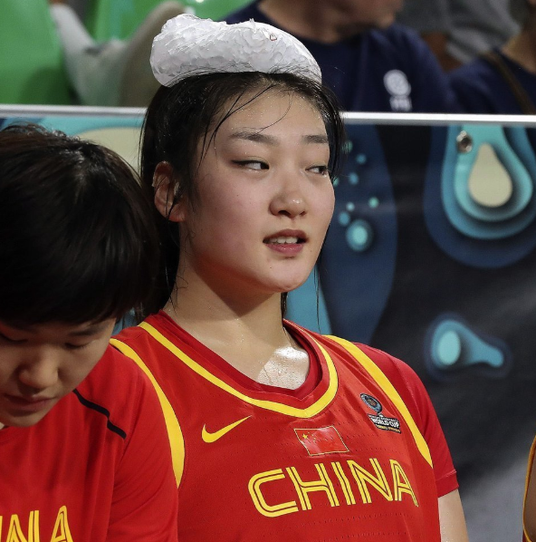 25岁中国女篮又美又能打,一发微博球迷纷纷点赞,球迷