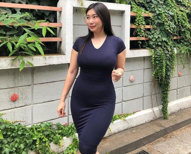 美女不喜欢瘦弱身材,健身十年增重40斤一点不胖,俘获小11岁老公