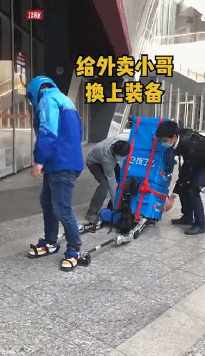 外卖小哥变身钢铁侠?网友:下次送餐请顺便带包水泥