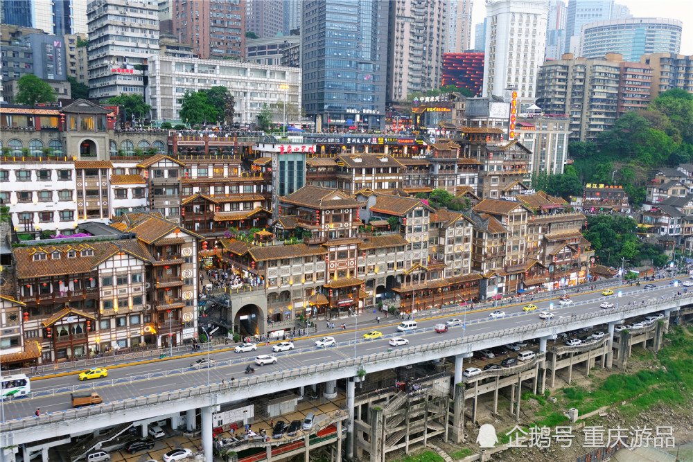洪崖洞撕碎网红标签,打造实景街区,带你重回80年代的重庆超社会
