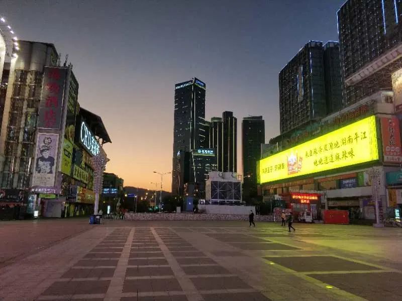 4月21日晚,步行街黄兴广场