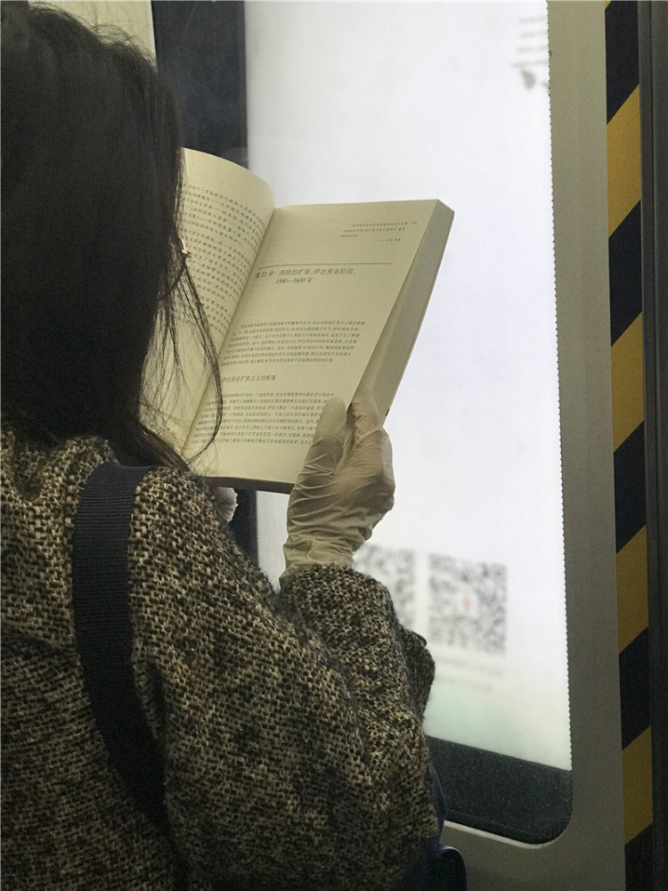 拍了两年北京地铁上的读书人,如今他们戴口罩读书的样子真美