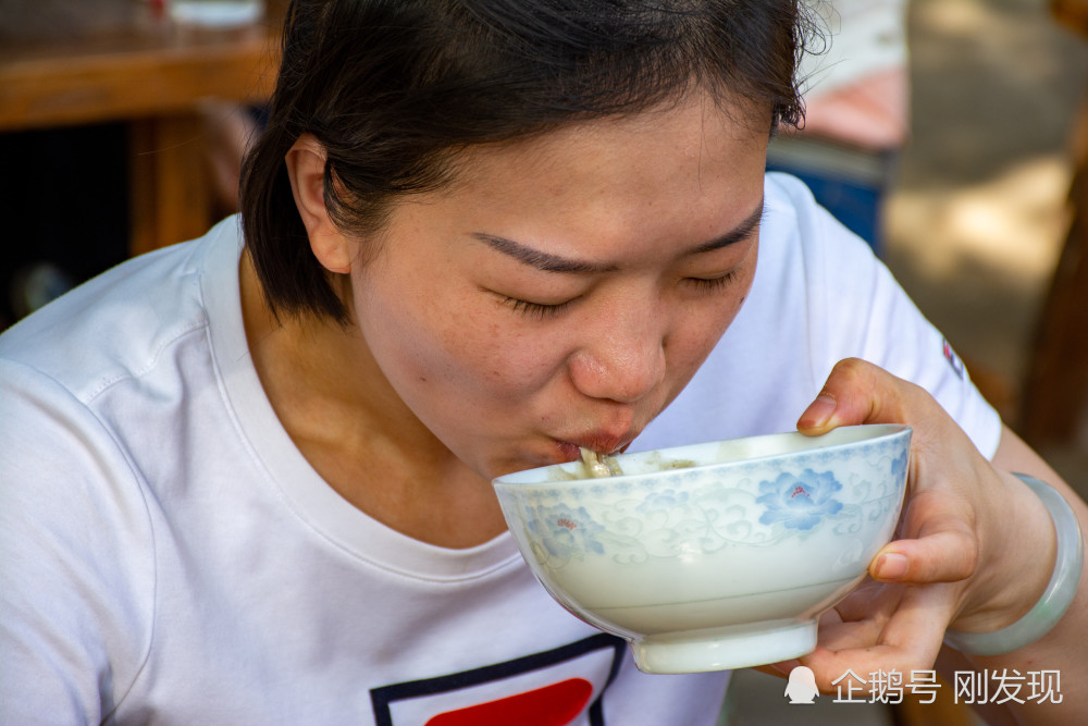 城里来的一名美女顾上不吃相,端起一大碗糊涂面条吃了起来,她说很久没