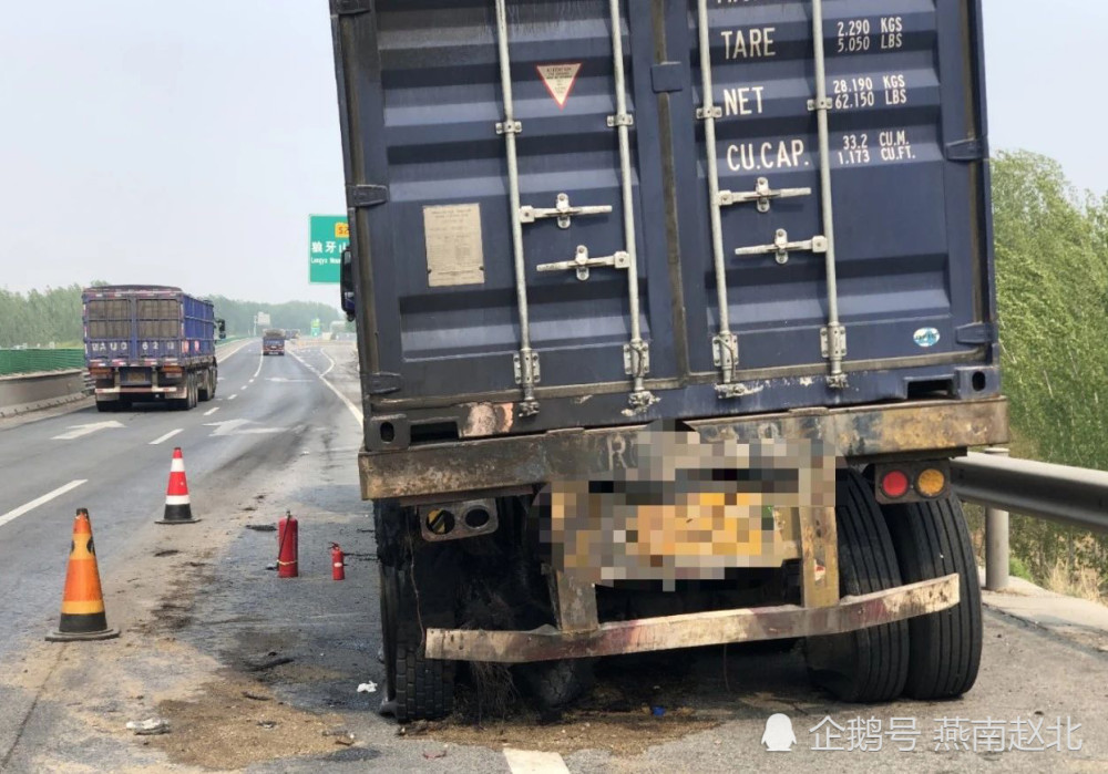 保定一辆大货车爆胎后起火刹车过热引发