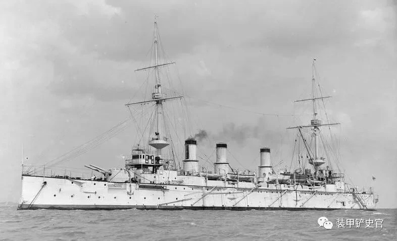u,w型,最早装备该型火炮的是1898年服役的防护巡洋舰"高砂"号,后续