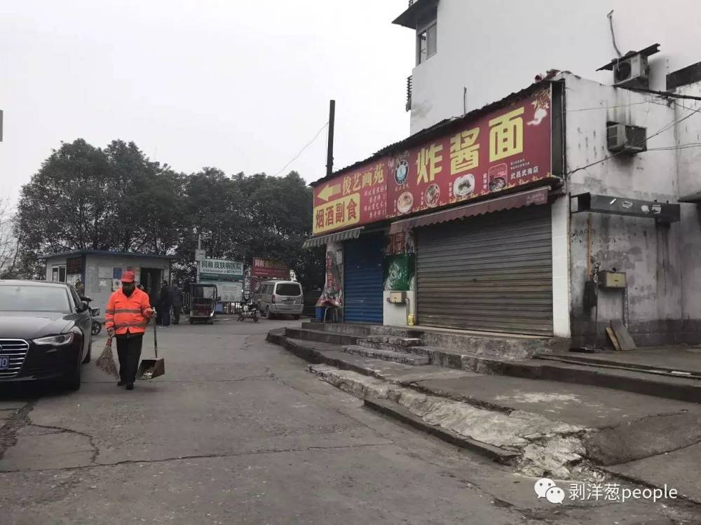 武汉砍头事件始末12岁儿子跪在出租屋为父亲烧纸 大陆资讯 倍可亲