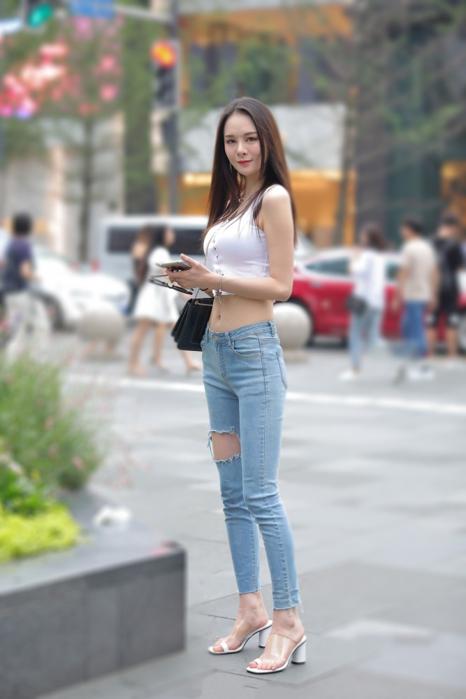修身的紧身牛仔裤搭配针织吊带短衫,苗条型女生穿起来最美