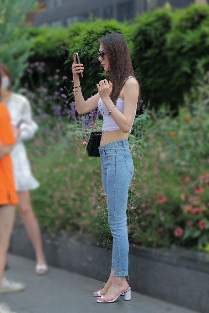 修身的紧身牛仔裤搭配针织吊带短衫,苗条型女生穿起来最美
