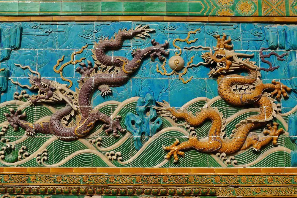 不仅是饰物龙的数目,所有建筑九龙壁的材料,数目上也不脱九五之数.