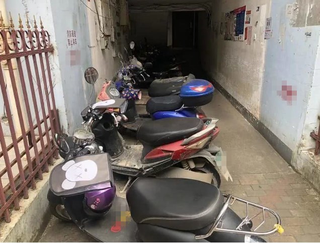 电动车乱拉线充电,多次被居民举报剪断:有安全隐患