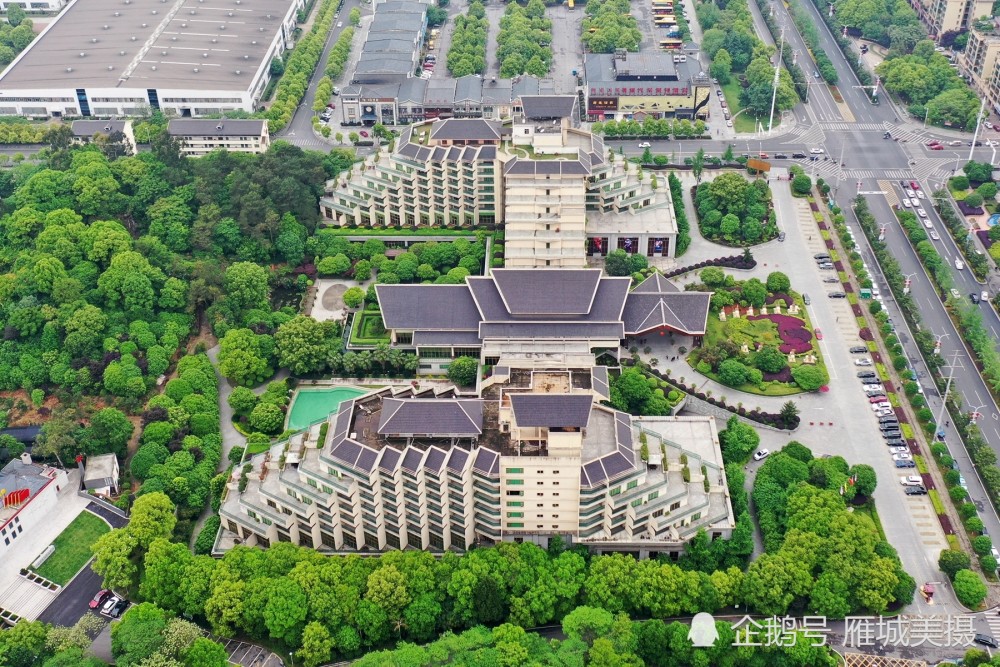 衡阳市高新区解放大道南侧的林隐大酒店——高空俯瞰颇具东南亚风情.