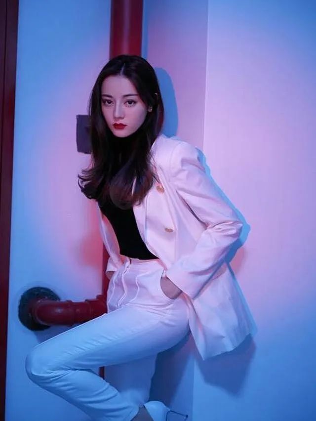 迪丽热巴的西装秀,纯色款穿出简约大气,配合发型凹出百变造型