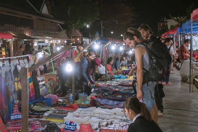 一个破破烂烂的夜市 令各国帅哥美女流连忘返！