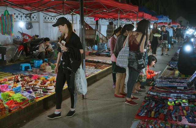 一个破破烂烂的夜市 令各国帅哥美女流连忘返！