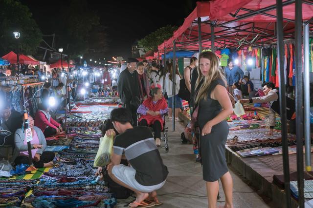 一个破破烂烂的夜市 令各国帅哥美女流连忘返！