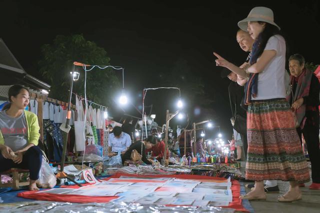 一个破破烂烂的夜市 令各国帅哥美女流连忘返！