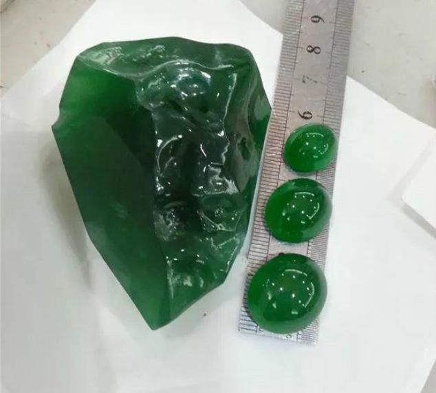 最完美的翡翠赌石,重达1吨的玻璃种帝王绿,估价5个亿!