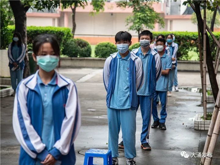 4月23日 在卓山中学监测点 初三年级学生戴口罩,穿校服 分时段分批