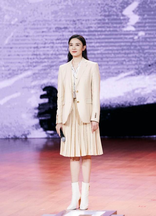 宋佳古典华丽,修身丝绒长裙大气又高级,39岁展熟龄女人优雅风情