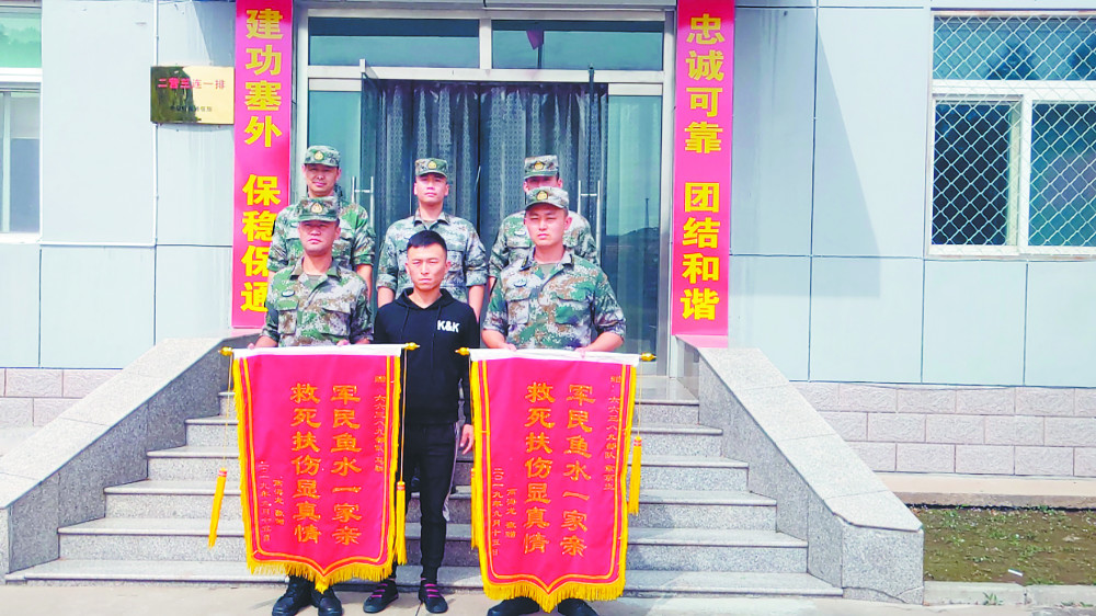 司机高海龙给马駉(前排右一)和战友送来了锦旗.