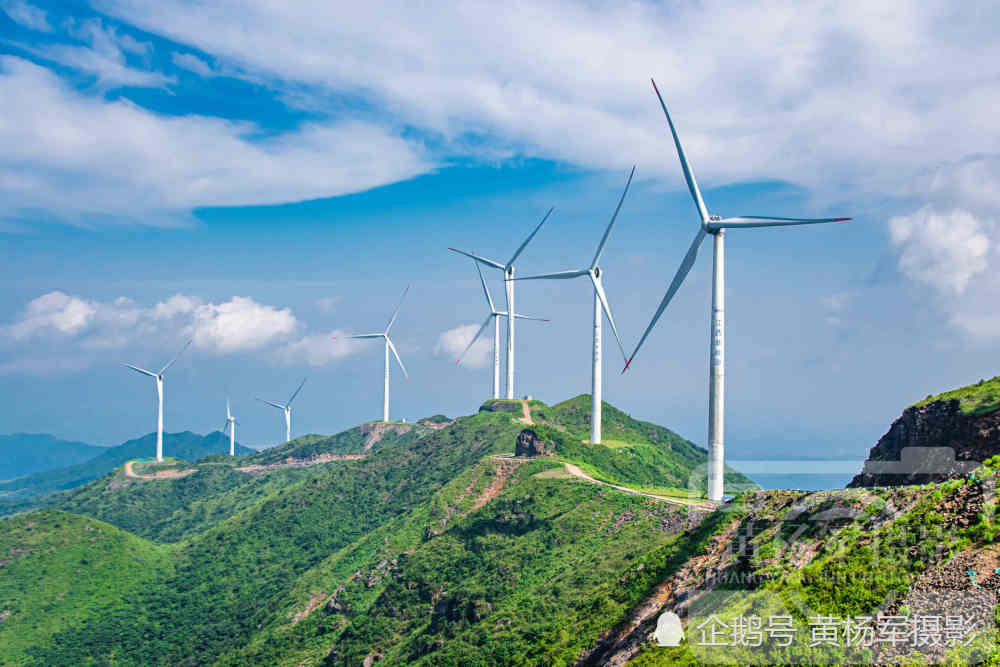 江西于都县屏山牧场的绵延草甸风光,蓝天白云百态千姿