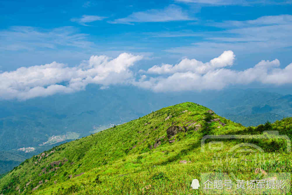 江西于都县屏山牧场的绵延草甸风光,蓝天白云百态千姿