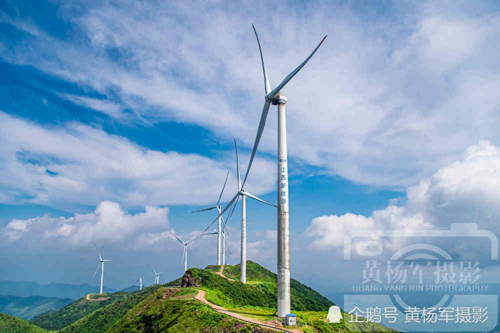 江西于都县屏山牧场的绵延草甸风光,蓝天白云百态千姿