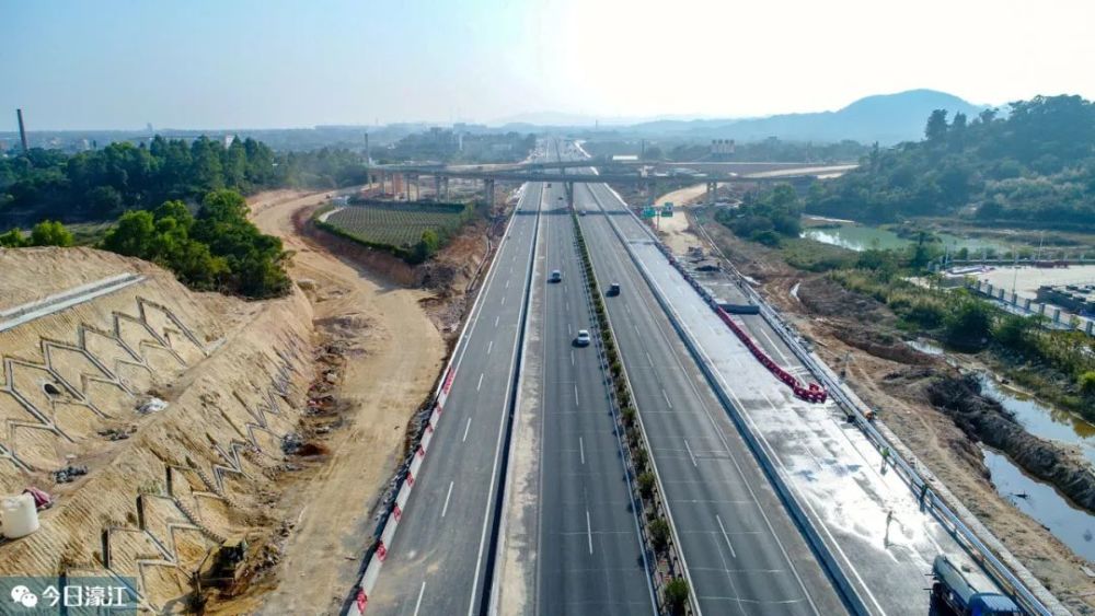 加快汕汕铁路(濠江段),牛田洋快速通道(濠江段)等建设和汕南大道前期